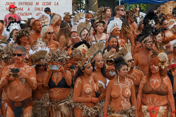 イースター島には半裸の男女がボディペイントする祭り「タパティ・ラパヌイ」があるらしい＠チリ【海外観光情報】